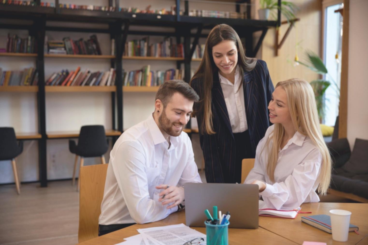 Écran d'ordinateur affichant des applications de gestion financière et des outils d'automatisation