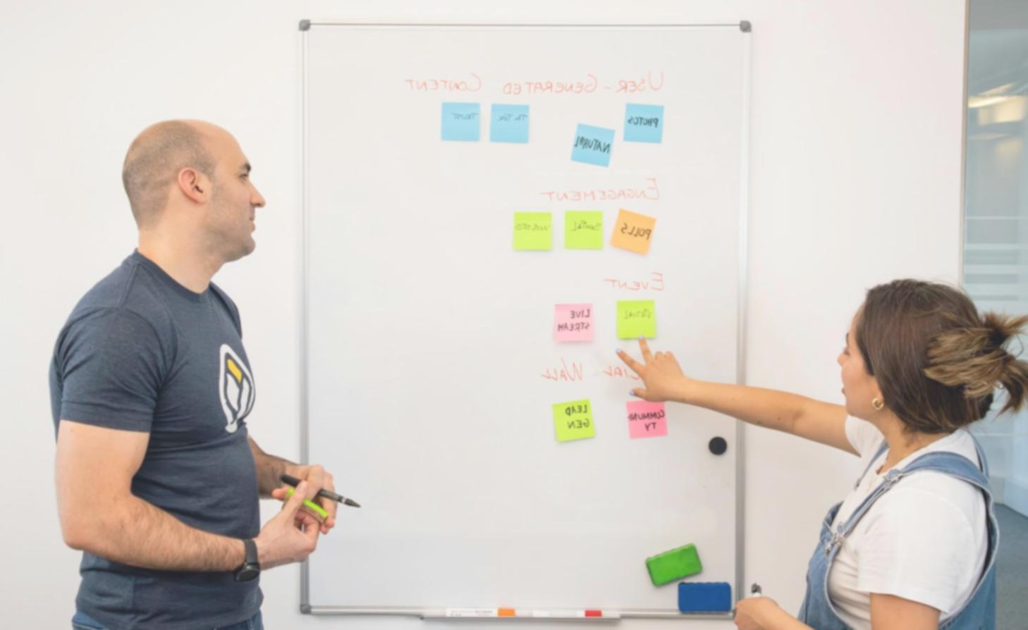 Analyse de données financières avec graphiques et tableaux sur plusieurs écrans